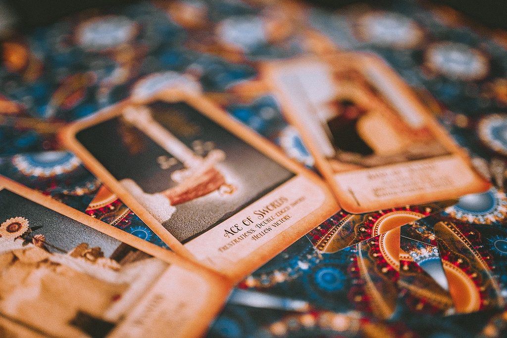 Cartas de tarot extendidas sobre una superficie, en primer plano